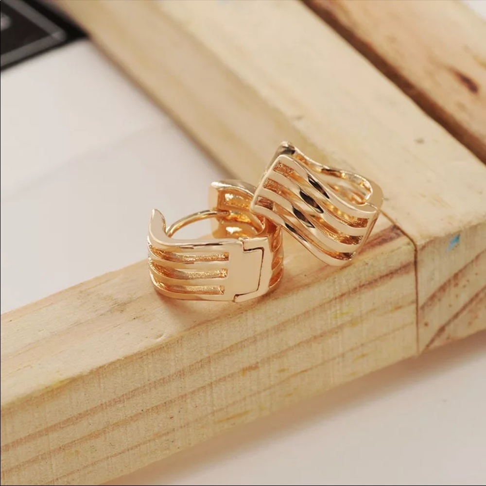 New 18K Gold Plated Small Curve Hoop Earrings - Picture 6 of 6